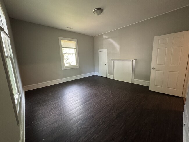 Building Photo - 331 McLin St