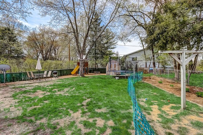 Building Photo - Charming Bi-Level Home in Sunset Village -...