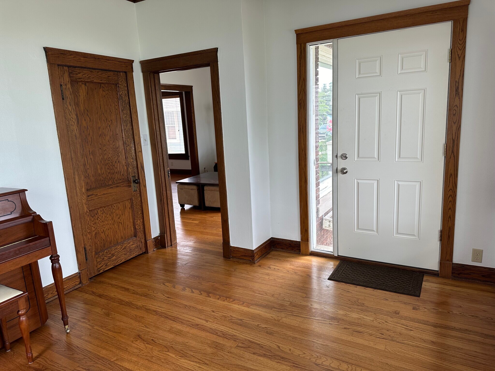 Sunroom/ Foyer Room 2 - 524 W Shore Dr