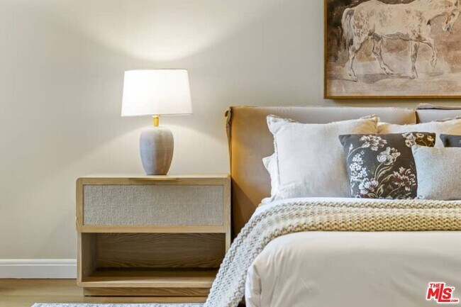 Building Photo - 300 N Swall Dr