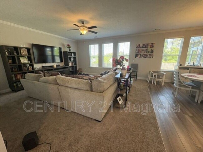 Building Photo - 560 Hampton Dr