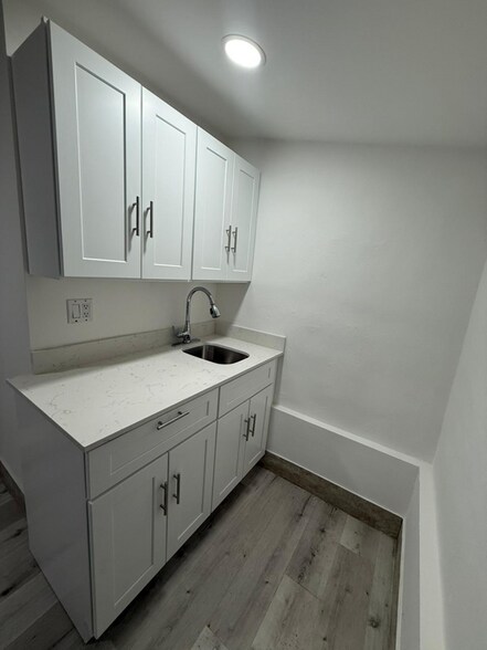 Building Photo - 1150 W 28th St