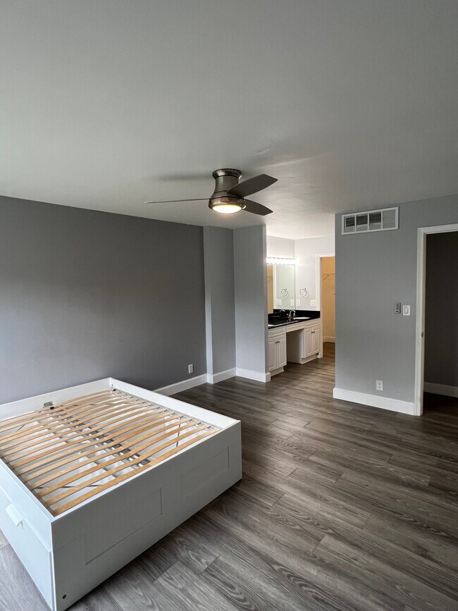 Building Photo - 7 Royal Palm Way