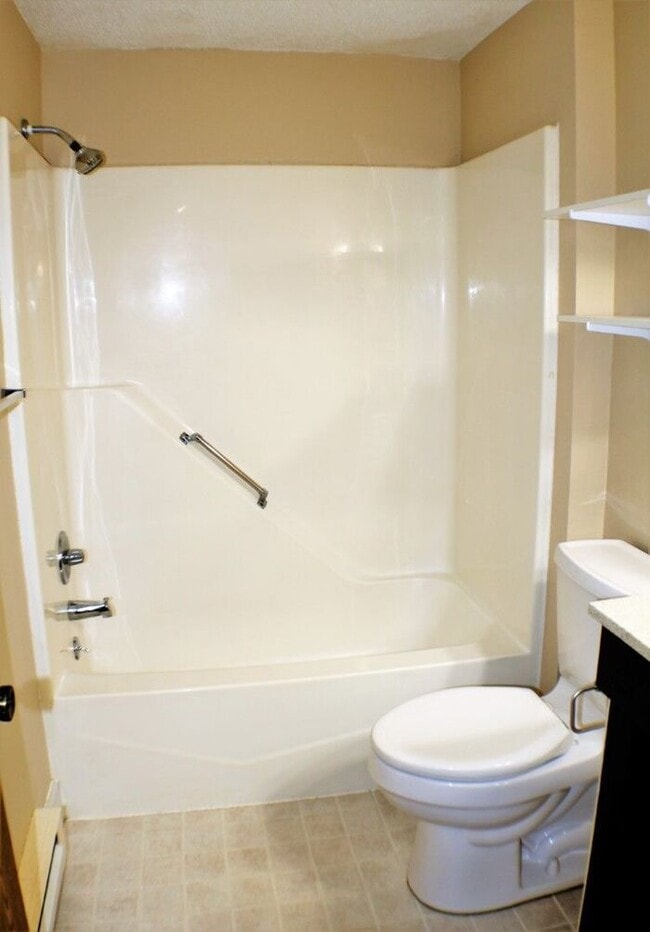Building Photo - $950 | 2 Bedroom, 1 Bathroom Apartment | N...