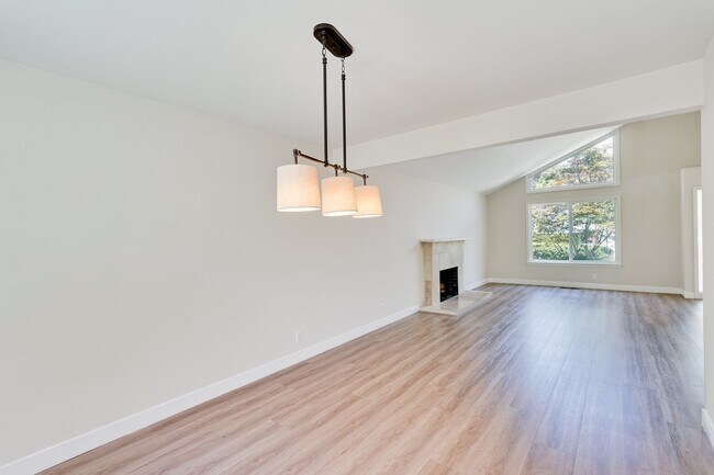 Building Photo - $8500-Mountain View  4 bedroom 3 baths in great neighborhood!