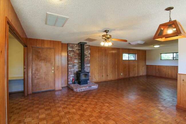 Building Photo - Spacious Home Near Mistletoe Elementary Sc...