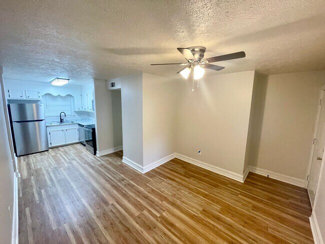 Building Photo - NEWLY RENOVATED! 2 Bed, 1 Bath Apartment f...