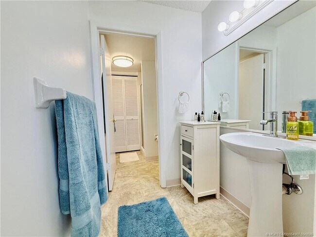 Building Photo - 7410 S Ocean Dr