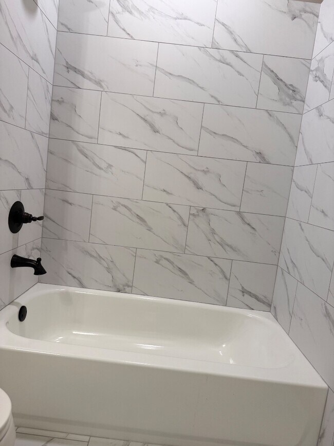 Building Photo - 4389 Ravenwood Park W