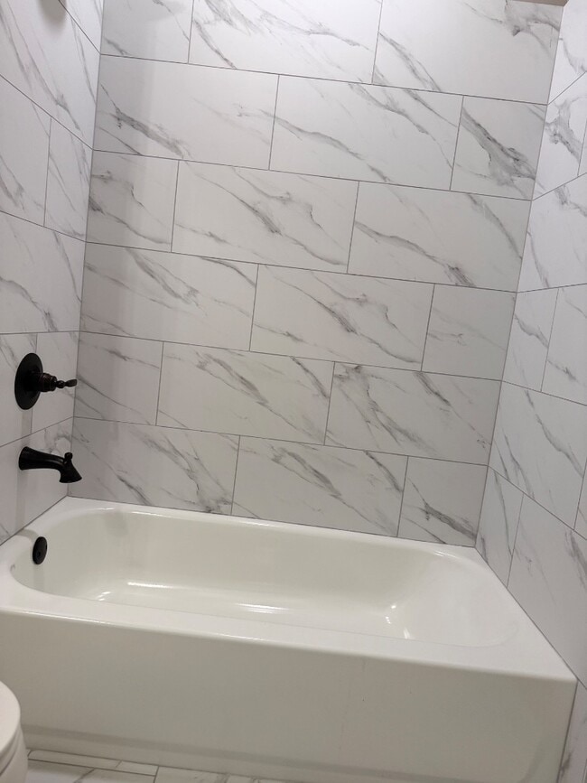 Building Photo - 4402 Parkcrest Dr