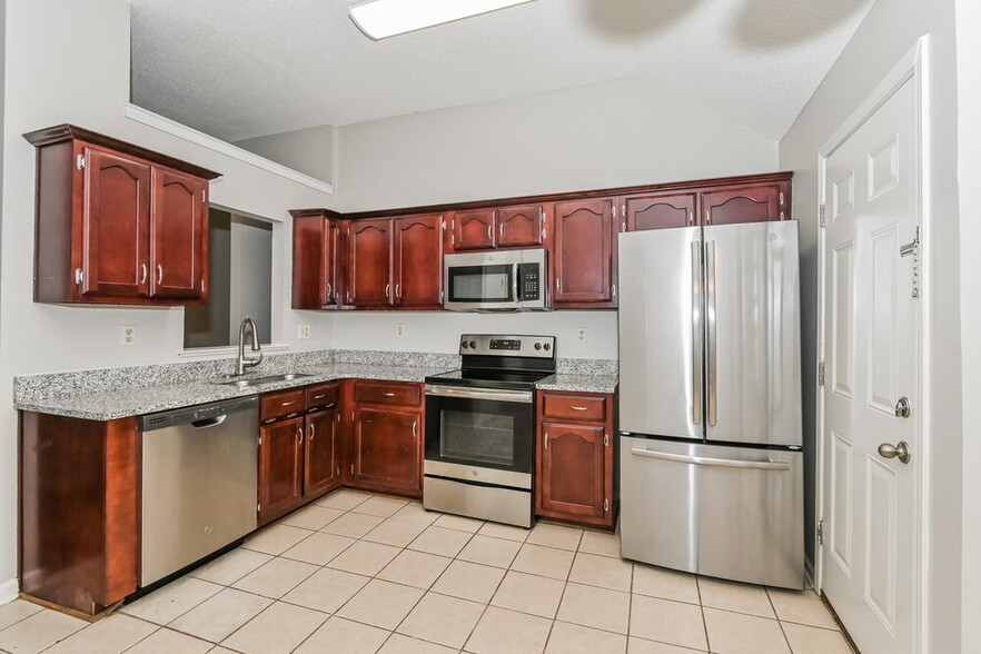 Building Photo - 8445 Clubview Dr