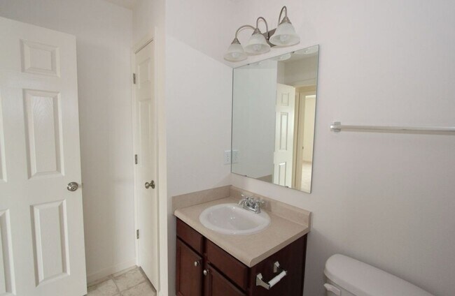 Building Photo - 2425 Cushing Dr
