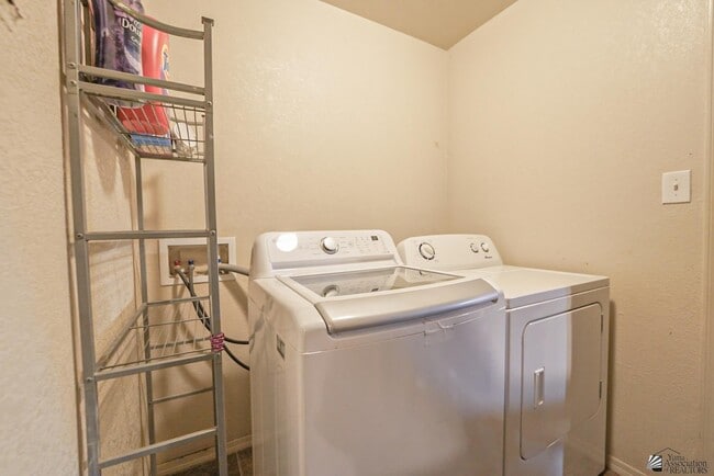 Building Photo - 643 13th St