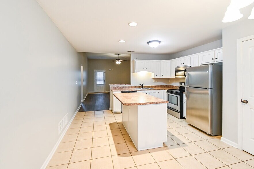 Building Photo - 5690 Bedford Loop W