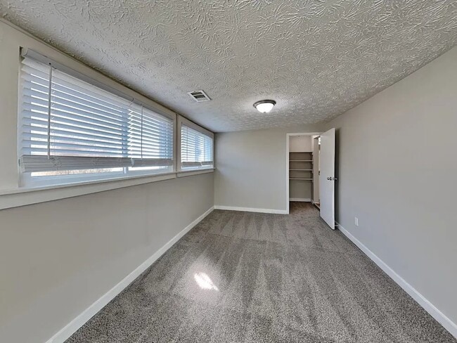 Building Photo - 548 Rustic Rd