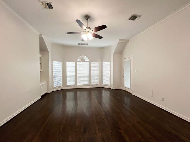 Building Photo - Stunning 4/3/2 Townhome in the Museum District !!!
