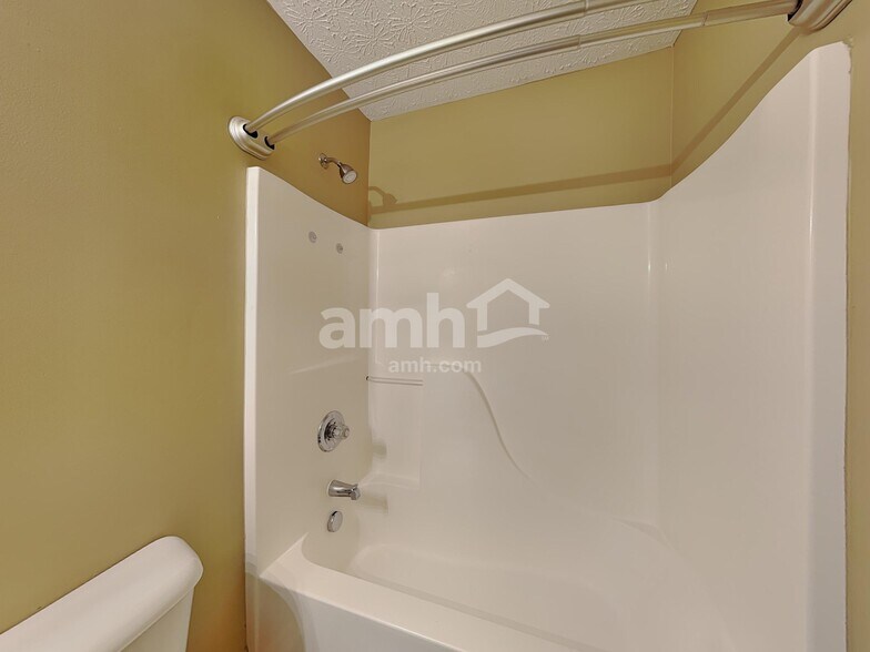 Building Photo - 372 Thompson St