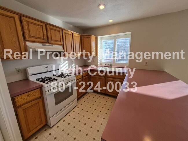 Building Photo - 590 E 1090 N