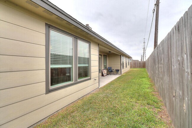 Building Photo - 7202 Lake Melody
