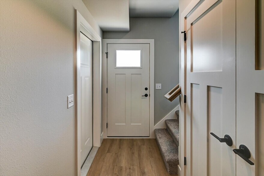 Building Photo - 2900 Blue Grass Dr