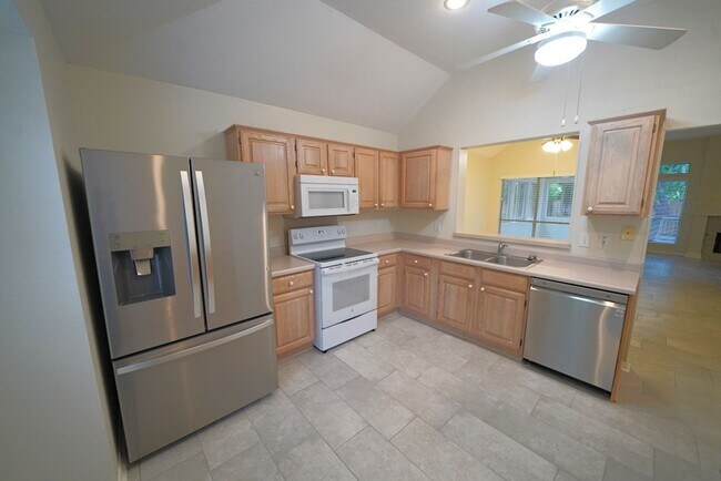 Building Photo - Beautiful Home in the desirable Shavano Ga...