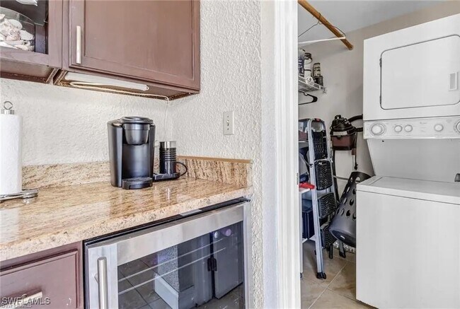 Building Photo - 805 River Point Dr