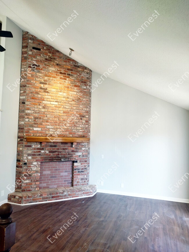 Building Photo - 3 Bed & 2.5 Bath House in Olathe / Pet-Fri...