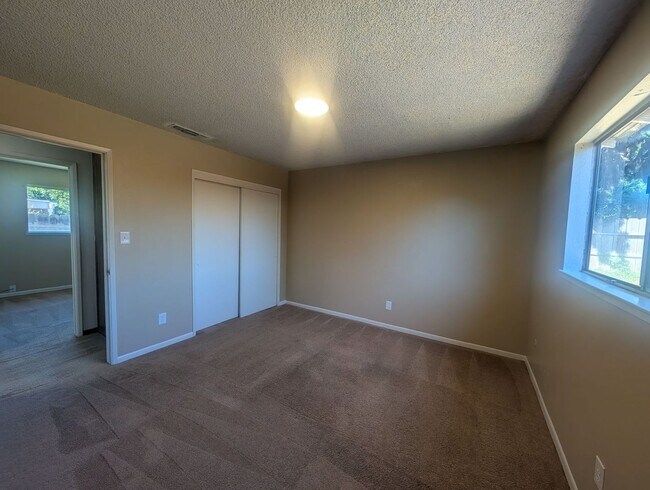 Building Photo - Great 3 bedroom home Close to CSUS