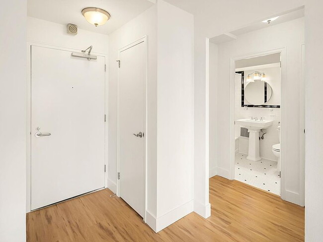 Building Photo - 1105 Spring St