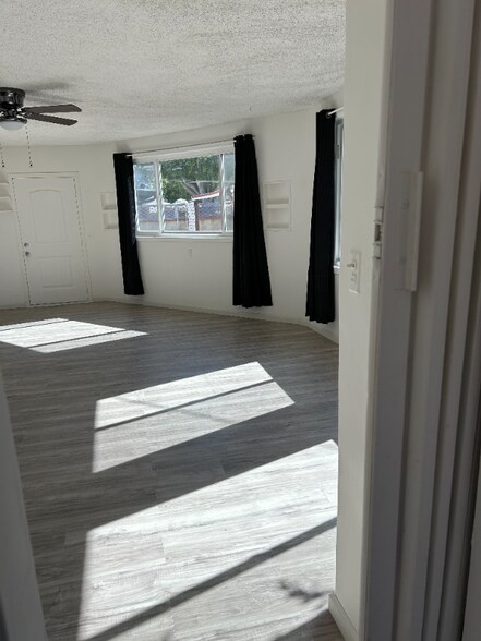 Building Photo - 633 N Orchard Dr