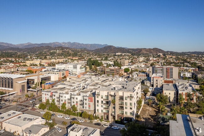Building Photo - Kenwood Terrace