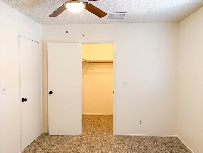 Building Photo - 940 W Graaf Ave