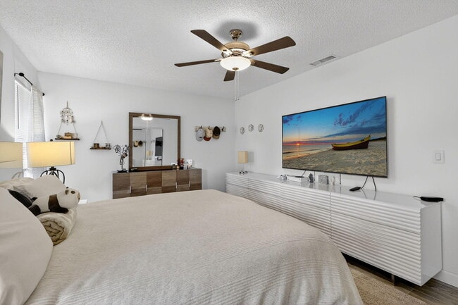 Building Photo - 235 SW 29th Ave