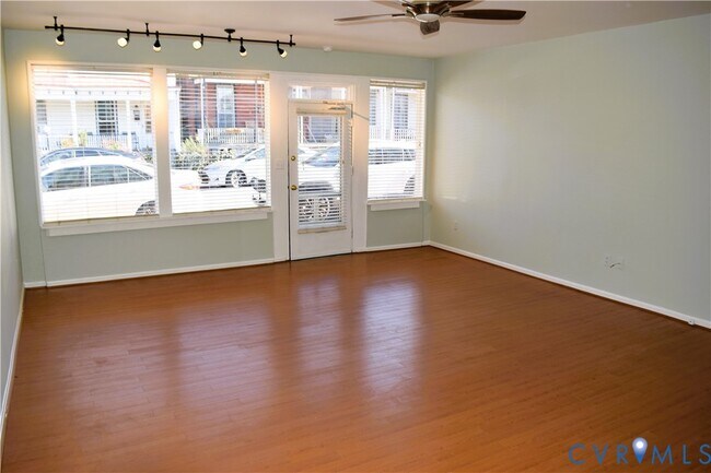 Building Photo - 322 S Pine St