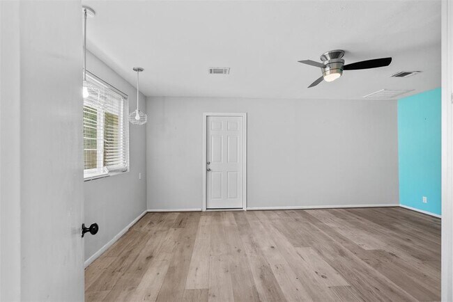 Building Photo - 5019 Oak Forest Dr