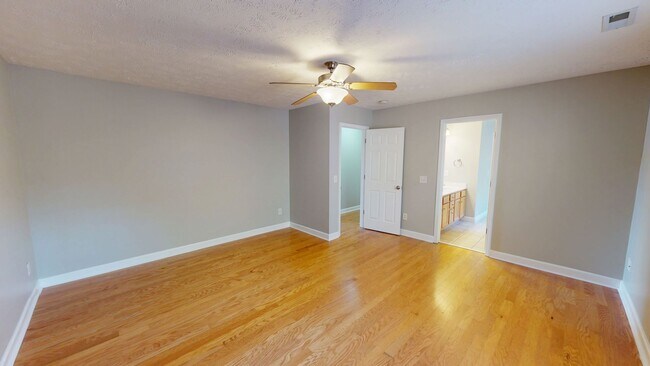 Building Photo - Open Floor Plan with Fenced Back Yard in L...