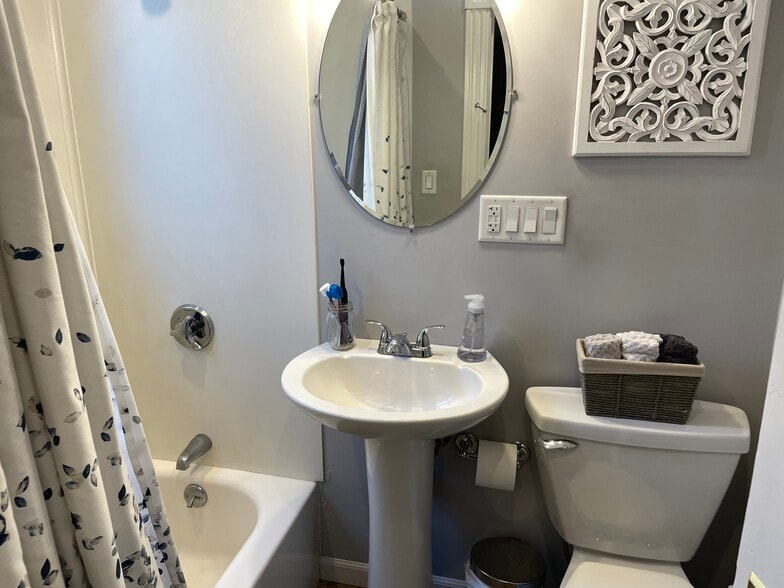 Building Photo - 163 Fellsway W