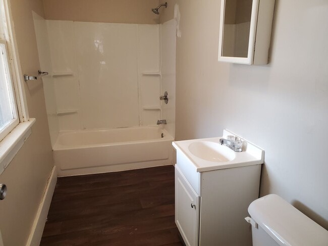 Building Photo - 2 Bedroom House in Rock Island