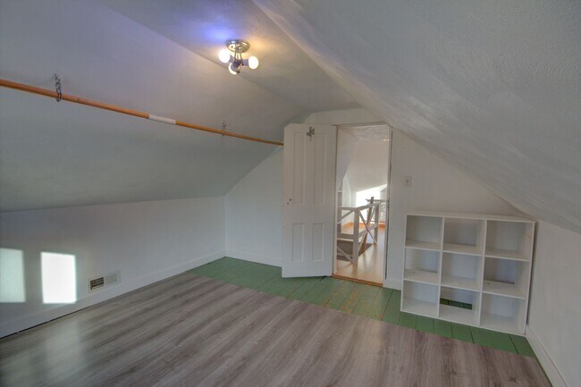 Building Photo - Country Home