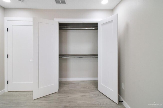 Building Photo - 16 May St