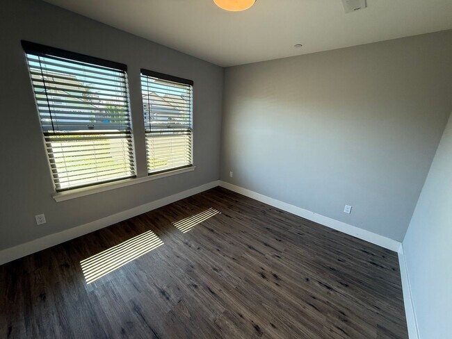 Building Photo - NEW PHOTOS! Two-level home located in Coff...