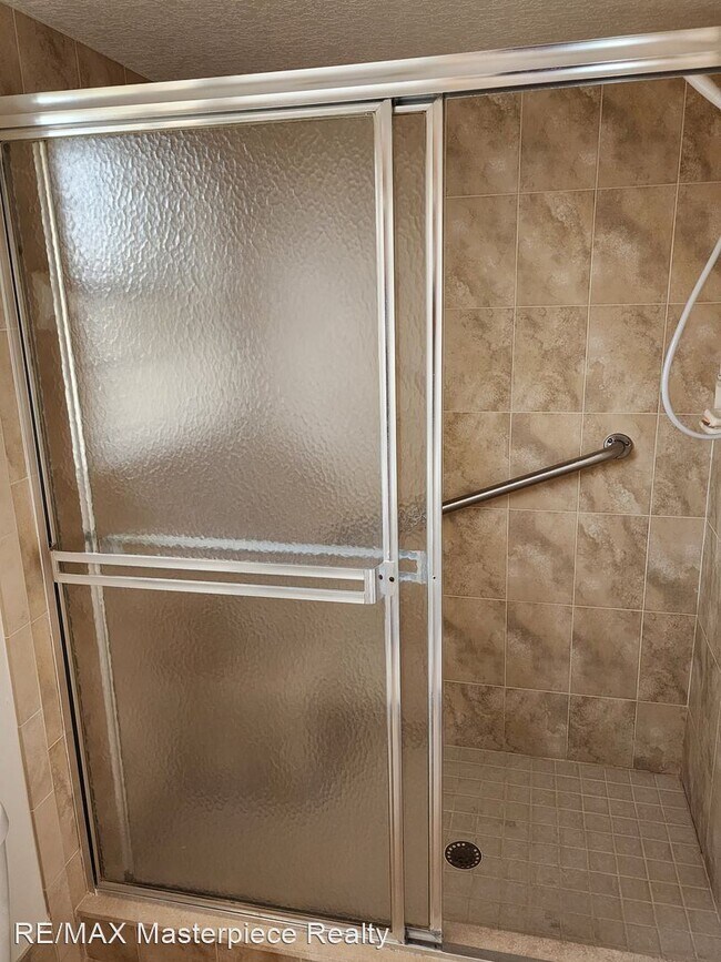 Building Photo - 2 br, 2 bath House - 3100 SE Pruitt Rd # E...