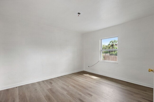 Building Photo - 623 37th Ave S