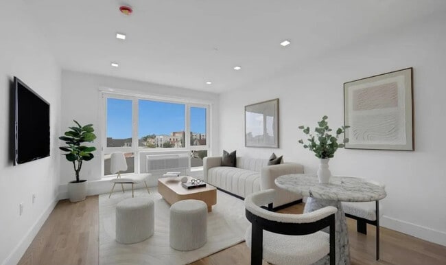 Building Photo - The Avenue