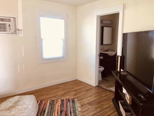 Building Photo - 4550 Lakeshore Blvd