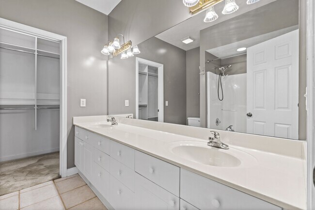 Building Photo - 1623 Wellington St