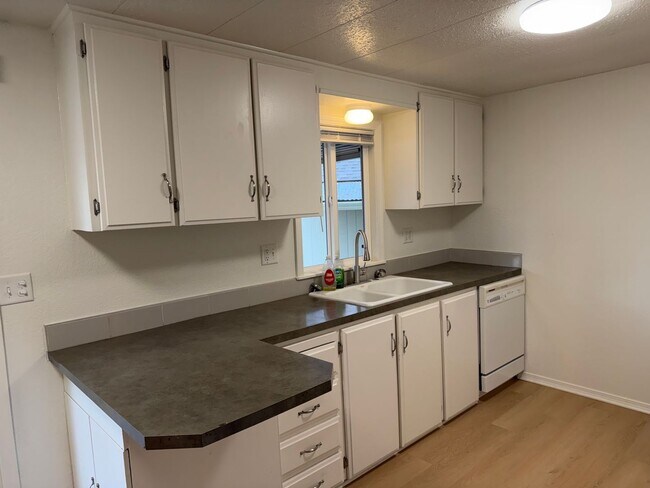 Building Photo - Updated 3 bedroom 2 bathroom house in Springfield!