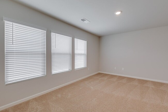 Building Photo - Spacious 5-Bedroom Home in Southgrove – Move-In Ready!