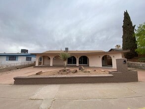 Building Photo - Incredible House!