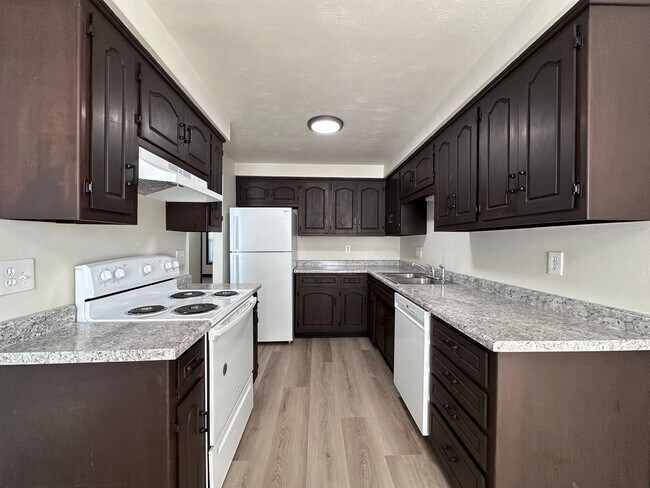 Building Photo - Noble Estates |||